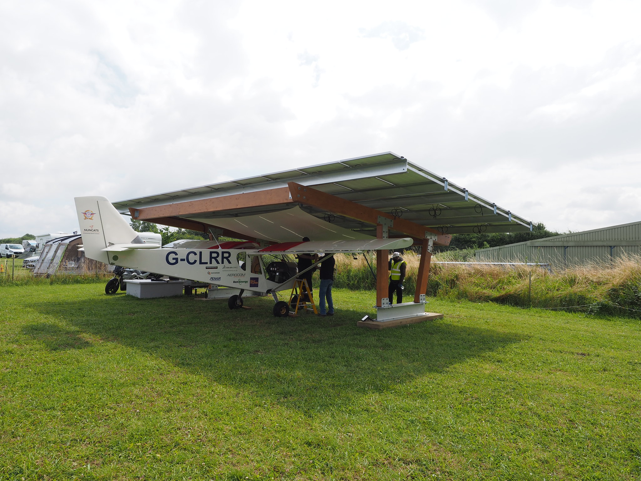 Elektroflugzeug startet mit Solarmodulen von Q CELLS 